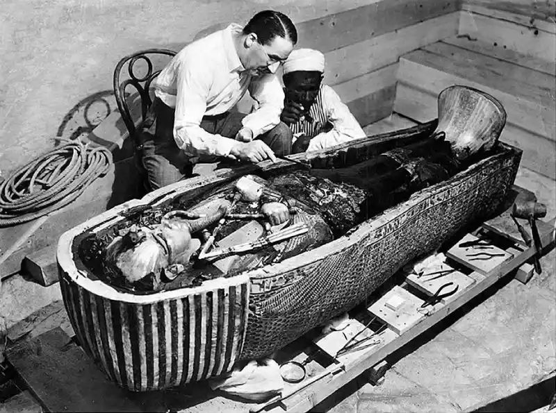 Howard Carter finds Tut sarcophagus, golden coffin